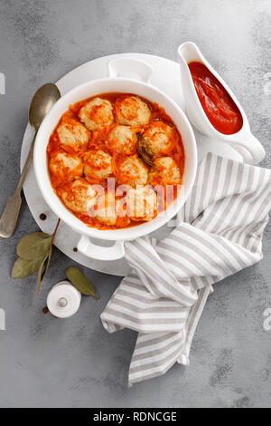 Fisch Hackfleischbällchen in Tomatensauce mit Karotte, Ansicht von oben Stockfoto