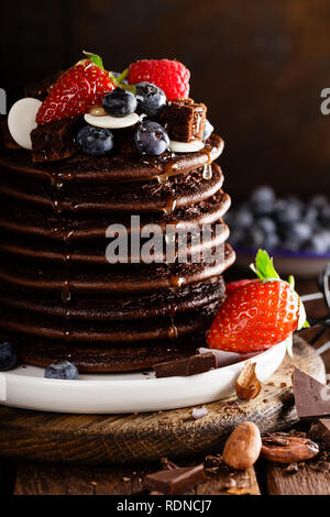 Stapel von Schokolade Pfannkuchen mit Beeren, Erdbeere, Himbeere und Heidelbeere Stockfoto