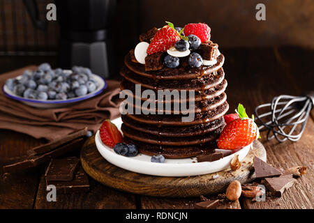 Stapel von Schokolade Pfannkuchen mit Beeren, Erdbeere, Himbeere und Heidelbeere Stockfoto