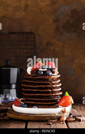 Stapel von Schokolade Pfannkuchen mit Beeren, Erdbeere, Himbeere und Heidelbeere Stockfoto