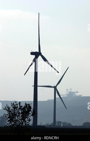 Windenergieanlagen im Brown Coal Mine in Elsdorf, Nordrhein-Westfalen Stockfoto