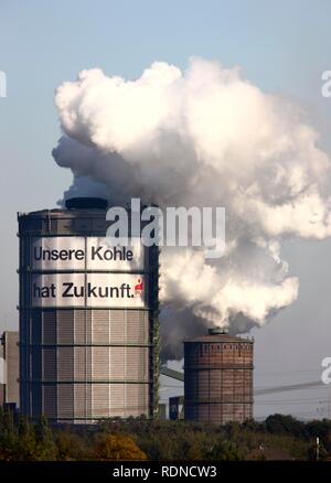 Gasspeicher der Kokerei Kokerei Prosper, mit einem großen Plakat der IGBCE Trades Union mit einem Schriftzug "Unsere Kohle hat Stockfoto