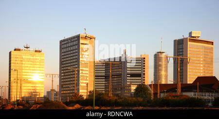 Essener Stadtzentrum, Skyline mit verschiedenen Verwaltungs- und Firmengebäude von großen Unternehmen wie RWE und Evonik Industries, Essen Stockfoto