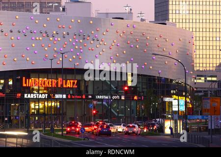 Einkaufszentrum Limbecker Platz, im Jahr 2009 fertiggestellt, der Essener Innenstadt, beleuchtete Fassade am Berliner Platz, Essen Stockfoto