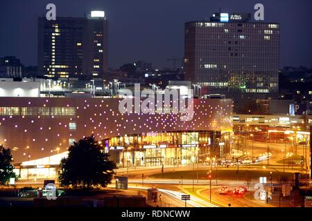 Skyline von Essen und Einkaufszentrum Limbecker Platz, im Jahr 2009 fertiggestellt, der Essener Innenstadt, beleuchtete Fassade am Berliner Platz Stockfoto