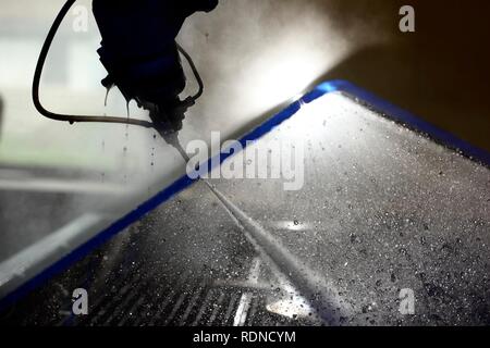 Wasserstrahltechnik, präzise Technologie für das Schneiden von Metall mit einem Hochdruck-wasserstrahl, wo einem scheuernden Material hinzugefügt wird Stockfoto