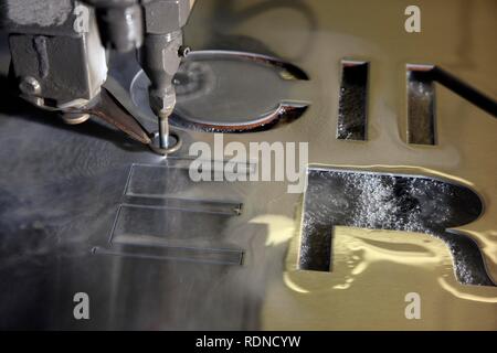 Wasserstrahltechnik, präzise Technologie für das Schneiden von Metall mit einem Hochdruck-wasserstrahl, wo einem scheuernden Material hinzugefügt wird Stockfoto