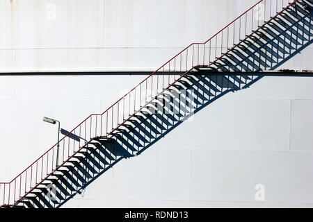 Externe Treppe eines Öl- und Lagertanks für Kraftstoff Stockfoto