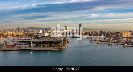 Port Vell, Hafenpromenade Rambla del Mar, Maremagnum, Dämmerung, Barcelona, Katalonien, Spanien Stockfoto