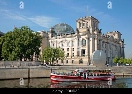 Exkursion Boot auf der Spree vor dem Reichstag, Regierungsviertel, Berlin Stockfoto