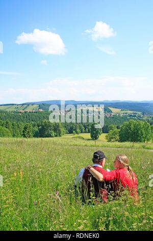 Paar genießt die Aussicht in Richtung Sankt Andreasberg, Harz, Niedersachsen Stockfoto