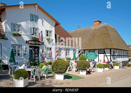 Häuser mit Strohdächern in Sieseby an der Schlei Einlass, Schlie Krog, Restaurant, Cafe, Schleswig-Holstein Stockfoto