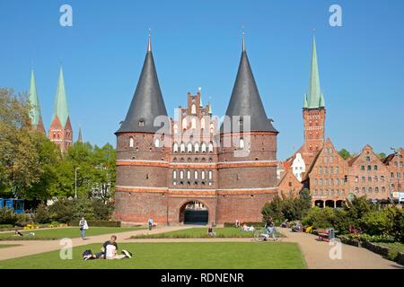 St. Mary's Church, Holstentor, St. Peter's Kirche und Salzspeicher Salz Lagerhäuser, Luebeck, Schleswig-Holstein Stockfoto