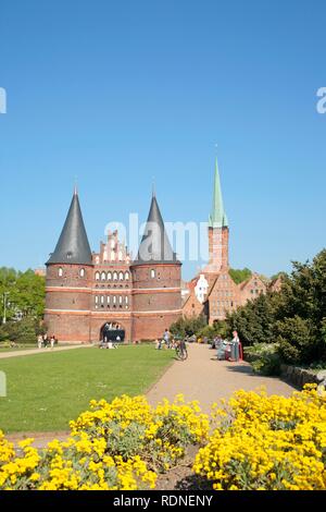 Holstentor, St. Peter's Kirche und Salzspeicher Salz Lagerhäuser, Luebeck, Schleswig-Holstein Stockfoto