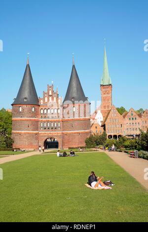 Holstentor, St. Peter's Kirche und Salzspeicher Salz Lagerhäuser, Luebeck, Schleswig-Holstein Stockfoto