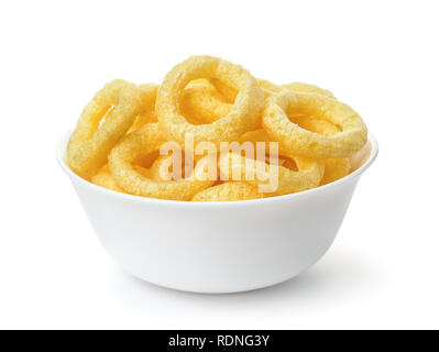 Schüssel knusprige Zwiebelringe isoliert auf weißem Stockfoto