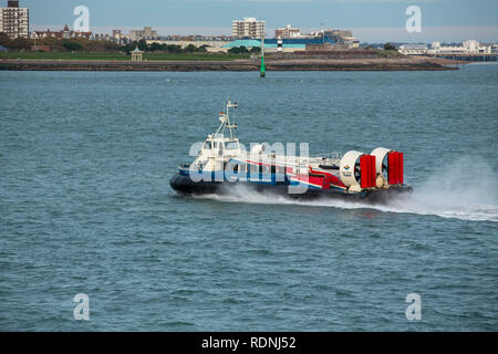 Hovertravel GH2114 Freiheit 90 bei voller Geschwindigkeit, da es den Solent auf dem Weg zurück zu Southsea von der Isle of Wight kreuzt. Stockfoto