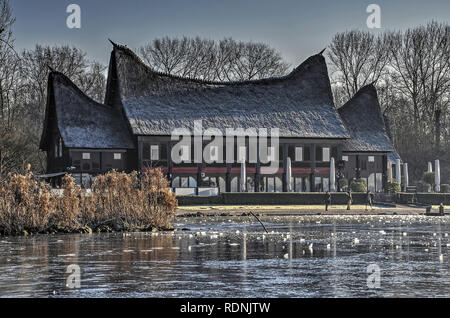 Rotterdam, Niederlande, 22. Januar 2017: restaurant Gebäude im indonesischen Stil mit Strohdach am Ufer des zugefrorenen See Kralingse Plas Stockfoto