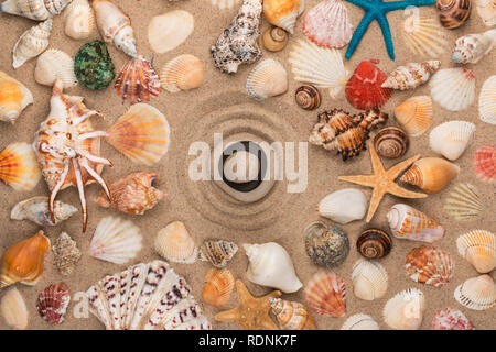 Pyramide in der Mitte eines Kreises aus Sand, Muscheln und Sterne. Ansicht von oben Stockfoto