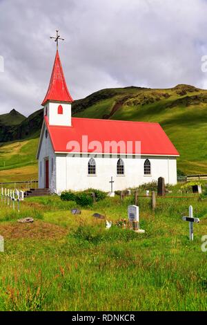 Reyniskirkja, Kirche mit Friedhof, Reynisfjara, Vik, Vík í Mýrdal, Rangárvallahreppur, Sudurland, South Island, Island Stockfoto