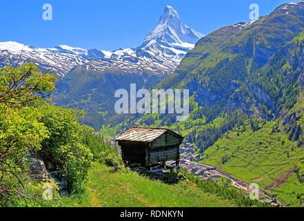 Dachgeschoss in der Weiler Ried mit Blick aufs Matterhorn 4478 m, Zermatt, Mattertal, Wallis, Schweiz Stockfoto