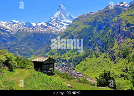 Dachgeschoss in der Weiler Ried mit Blick aufs Matterhorn 4478 m, Zermatt, Mattertal, Wallis, Schweiz Stockfoto