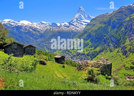 Dachgeschoss in der Weiler Ried mit Blick aufs Matterhorn 4478 m, Zermatt, Mattertal, Wallis, Schweiz Stockfoto