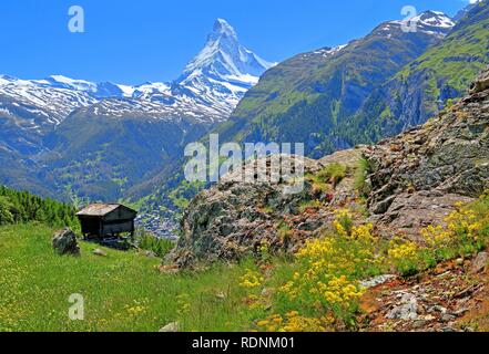 Dachgeschoss in der Weiler Ried mit Blick aufs Matterhorn 4478 m, Zermatt, Mattertal, Wallis, Schweiz Stockfoto