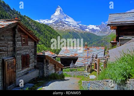 Berghütten in der Weiler Findeln mit Blick aufs Matterhorn 4478 m, Zermatt, Mattertal, Wallis, Schweiz Stockfoto