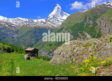 Dachgeschoss in der Weiler Ried mit Blick aufs Matterhorn 4478 m, Zermatt, Mattertal, Wallis, Schweiz Stockfoto