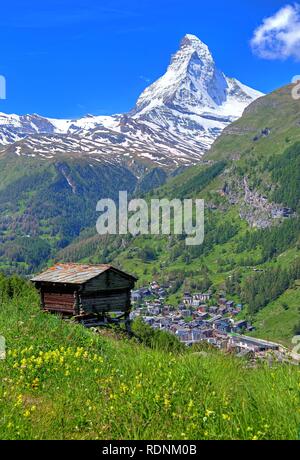 Dachgeschoss in der Weiler Ried mit Blick aufs Matterhorn 4478 m, Zermatt, Mattertal, Wallis, Schweiz Stockfoto