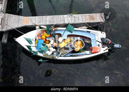 Kleines Fischerboot im Hafen von St. Peter Port, Guernsey, Island, Europa Stockfoto