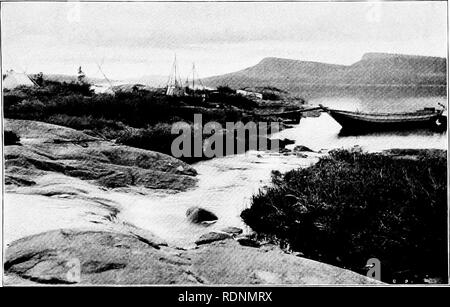 . Die Arktis Wiesen, ein Kanu-Reise von 2000 Meilen auf der Suche nach dem Caribou; wird das Konto einer Reise in die Region nördlich von Aylmer See. Hirsch Jagd. Juli Camp am Great Slave Lake. Bitte beachten Sie, dass diese Bilder sind von der gescannten Seite Bilder, die digital für die Lesbarkeit verbessert haben mögen - Färbung und Aussehen dieser Abbildungen können nicht perfekt dem Original ähneln. extrahiert. Seton, Ernest Thompson, 1860-1946. New York, C. Scribner's Söhne Stockfoto