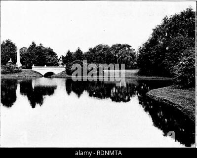 . Dritter Bericht der Kommission über die Verschönerung der Stadt Norfolk, Virginia: Juli 1913 - Juli 1915. Bäume; Städtebau; Stadtplanung. Möglichkeiten DER BEHANDLUNG VON NEWTON'S CREEK RESERVOIR. Ein großes Reservoir Becken von See - wie Dimensionen, eine Fülle von Wasser bei jeder Flut wird auf eine gründliche-out alle Abflüsse in der ebbing von der Tide ly bündig, Versiche- ing eine sanitäre Bedingungen dieses Abschnitts und stellt ein Blatt von Wasser hervorragend für Park Ornamentik angepasst und eine starke Erhöhung der iDeauty beider Park und dem Boulevard geplant, die see Grenze; und ena Stockfoto