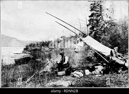 . Die Arktis Wiesen, ein Kanu-Reise von 2000 Meilen auf der Suche nach dem Caribou; wird das Konto einer Reise in die Region nördlich von Aylmer See. Hirsch Jagd. Unser Camp über Grand Rapids, Athabaska River. Bitte beachten Sie, dass diese Bilder sind von der gescannten Seite Bilder, die digital für die Lesbarkeit verbessert haben mögen - Färbung und Aussehen dieser Abbildungen können nicht perfekt dem Original ähneln. extrahiert. Seton, Ernest Thompson, 1860-1946. New York, C. Scribner's Söhne Stockfoto