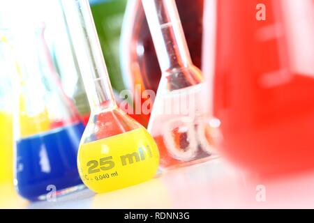 Chemie Labor, verschiedene Glas Behälter mit Flüssigkeiten, Chemikalien, in verschiedenen Farben Stockfoto