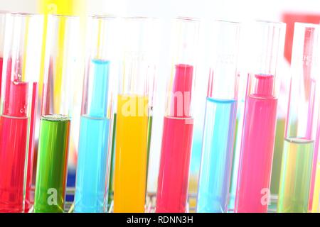 Chemie Labor, verschiedene Glas Behälter mit Flüssigkeiten, Chemikalien, in verschiedenen Farben Stockfoto