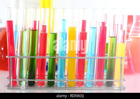 Chemie Labor, verschiedene Glas Behälter mit Flüssigkeiten, Chemikalien, in verschiedenen Farben Stockfoto