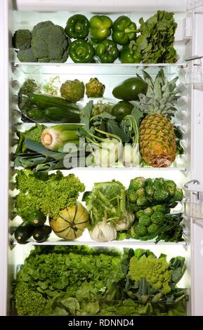 Kühlschrank mit verschiedenen Arten von Obst und Gemüse gefüllt Stockfoto