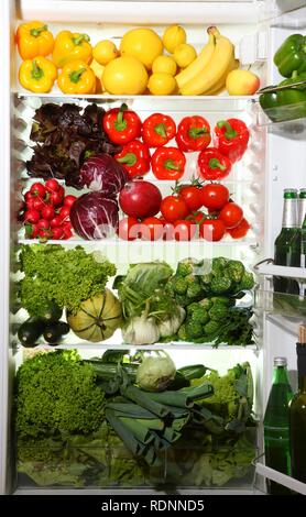 Kühlschrank mit verschiedenen Arten von Obst und Gemüse gefüllt Stockfoto