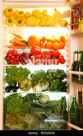 Kühlschrank mit verschiedenen Arten von Obst und Gemüse gefüllt Stockfoto