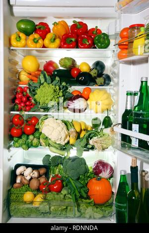 Kühlschrank mit verschiedenen Arten von Obst und Gemüse gefüllt Stockfoto