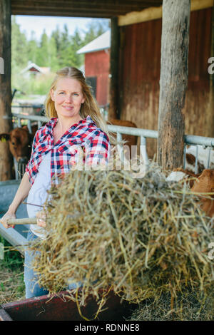 Schwangere Frau Arbeiten auf der Farm Stockfoto