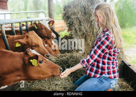 Schwangere Frau auf der Farm Stockfoto