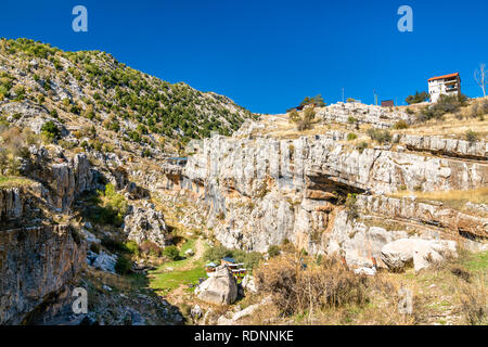 Felsen am Baatara Schlucht Dreckloch in Tannourine, Libanon Stockfoto