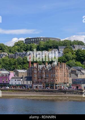 Blick von der Fähre auf das Dorf und die McCaig's Tower, Oban, Schottland, Vereinigtes Königreich Stockfoto