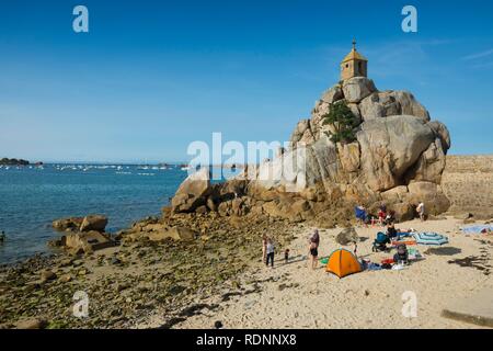 Strand und Kapelle auf Felsen, Port Blanc, Côte de Granit Rose, Cotes d'Armor, Bretagne, Frankreich Stockfoto