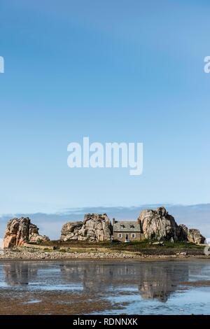 Haus zwischen den Felsen, Castel Meur, La Gouffre, Pleubian, Côte de Granit Rose, Cotes d'Armor, Bretagne, Frankreich Stockfoto