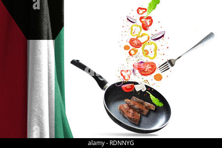 Bratpfanne mit Gemüse und Fleisch, isolierte Objekte. Auf dem Hintergrund der Flagge Kuwait Stockfoto