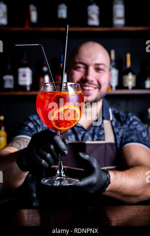 Barkeeper Computing zu Glas frisch und lecker Aperol cocktail Spritze Frieden des Eis Stockfoto